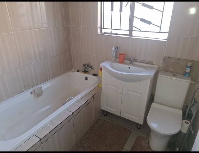 2 BEDROOM FREEHOLD FOR SALE IN CLAYVILLE